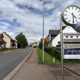 Bild von Buchholz Uhr vor dem Gemeindehaus